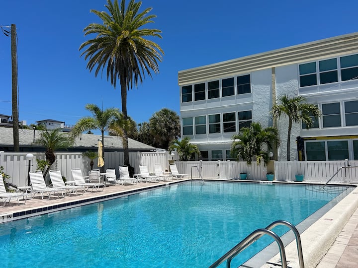Clearwater Beach Getaway - 2br Steps To The Sand - Clearwater Beach, FL