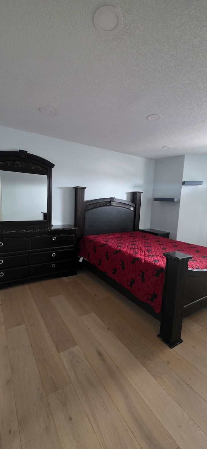 Furnished Bedrooms In An Elegant Home - Chestermere