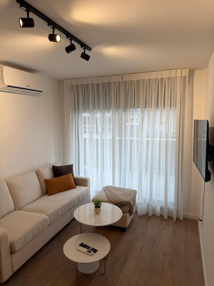 Luminoso 2 Dormitorio Con Balcón En Tres Cruces - Montevideo