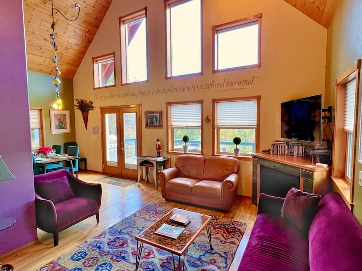 Tamarack Haus
 Hot Tub, Serene Views, & Walkable! - Cashmere, WA