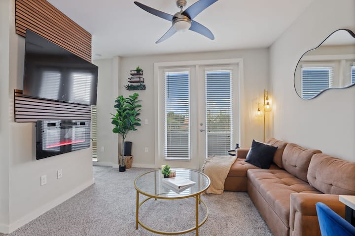 New Charming Stay/pool/gym/freeparking/tampa Chic - Tampa, FL