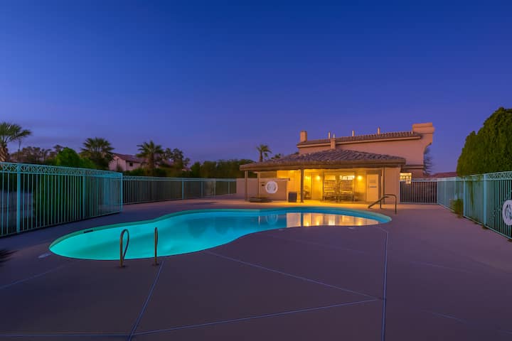 Vegas 2br Condo, Community Pool, Centrally Located - Las Vegas, NV
