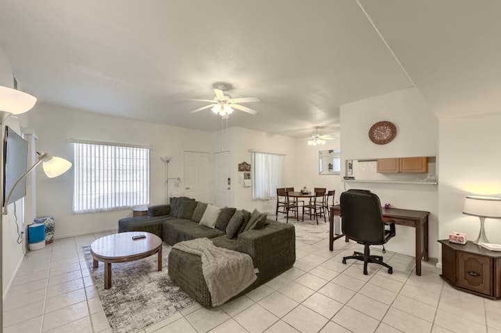 Vegas 2br Condo, Community Pool, Centrally Located - Las Vegas, NV