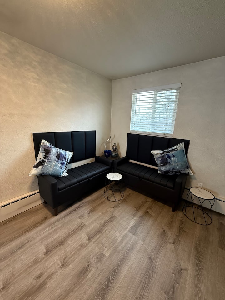 Hidden Gem! Cozy 1br | Private Deck | Midtown - 安克雷奇