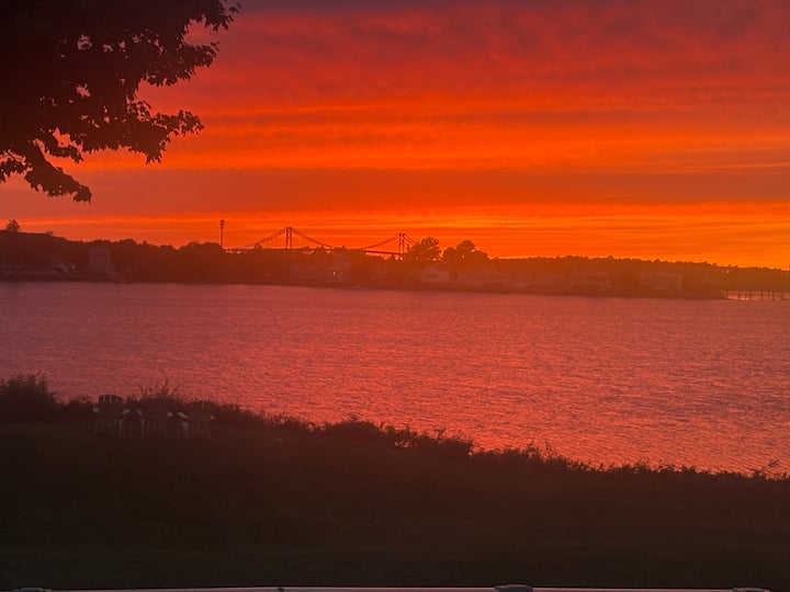Sunsets! Walk To Beach And Restaurants. - Tiverton