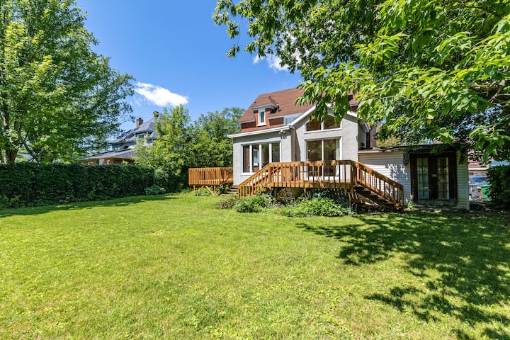 4br House Near Côte-vertu Metro W/ 2.5 Baths - Montreal