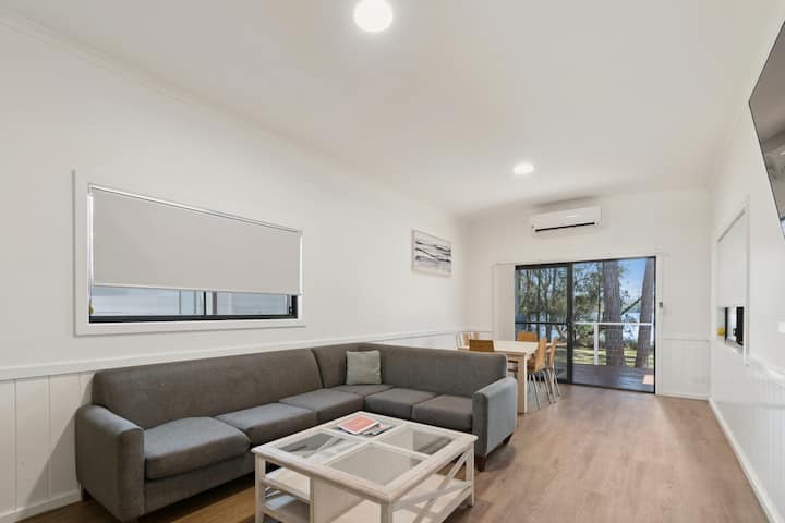 Lakefront Apartment - Lake Conjola
