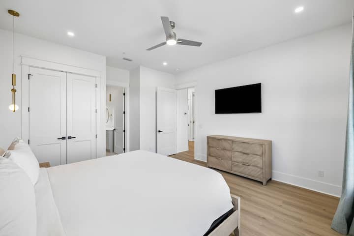 ห้องชุดรับรองแขกคิงไซส์ - มีทีวีจอแบน