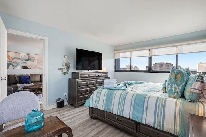 Recámara principal KING frente al mar con vistas impresionantes y baño privado.