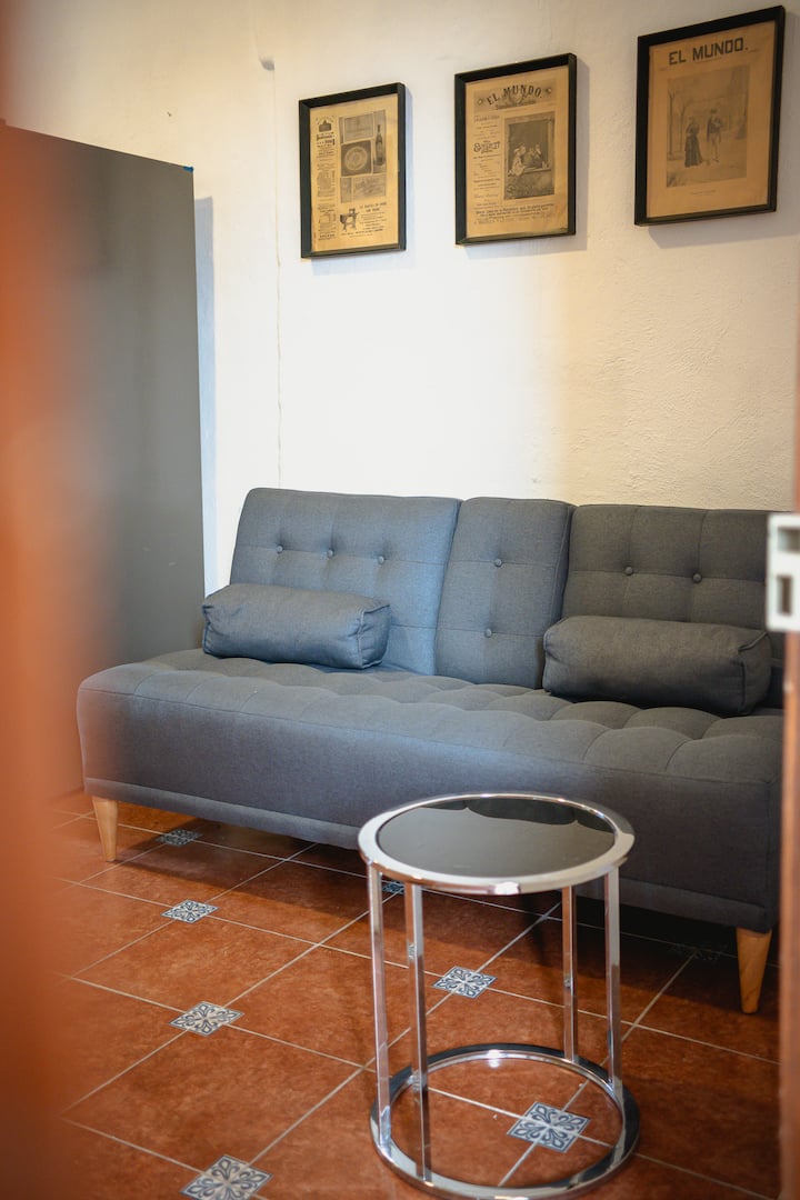 Zona de sofá cama con TV al frente, ideal para descansar o relajarse durante la estancia.