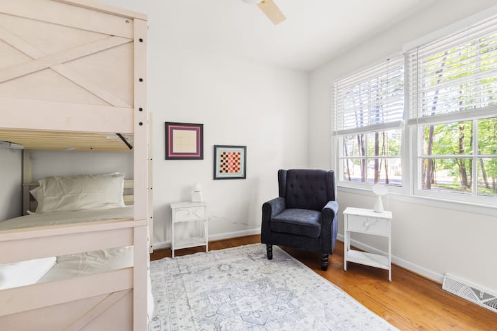 Habitación personalizada con literas, ropa de cama acogedora y un diseño divertido, perfecta para familias, niños o grupos que buscan comodidad y diversión durante su estadía