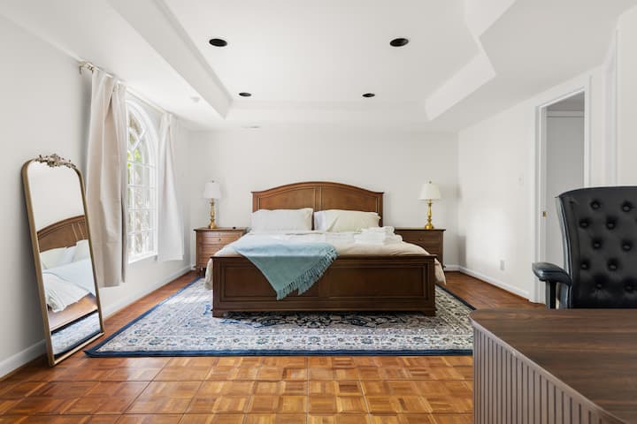 Acogedora habitación Kind con sábanas suaves y luz natural, que ofrece a los huéspedes un refugio tranquilo para relajarse, recargar energías y disfrutar de noches de descanso durante su estadía