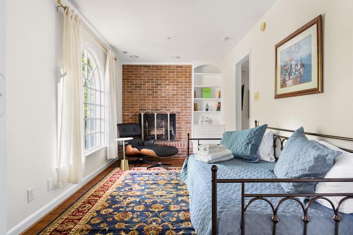 Habitación luminosa con dos camas individuales, sábanas acogedoras y una decoración atractiva, perfecta para amigos, hermanos o huéspedes que buscan comodidad y noches de descanso.