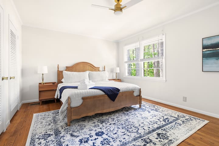 Amplia habitación con cama tamaño king, lujosa ropa de cama y luz natural, que ofrece a los huéspedes un refugio de lujo para disfrutar de noches de descanso y mañanas cómodas