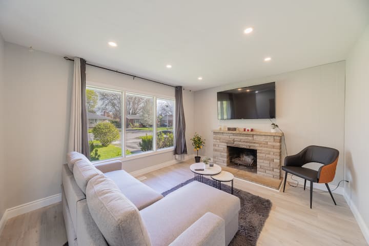 Cozy 5bd Bungalow|sleeps 12|laundry|65tv|2kitchens - カナダ ロンドン