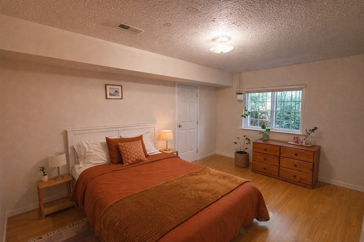 2 Bedroom Garden Level Suite On Skytrain Line - 버너비