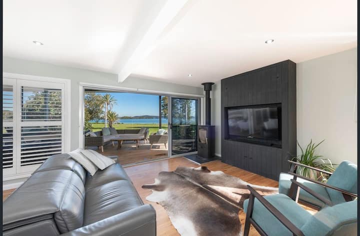 Swan Lake Oasis - Stunning Waterfront Views - Belmont