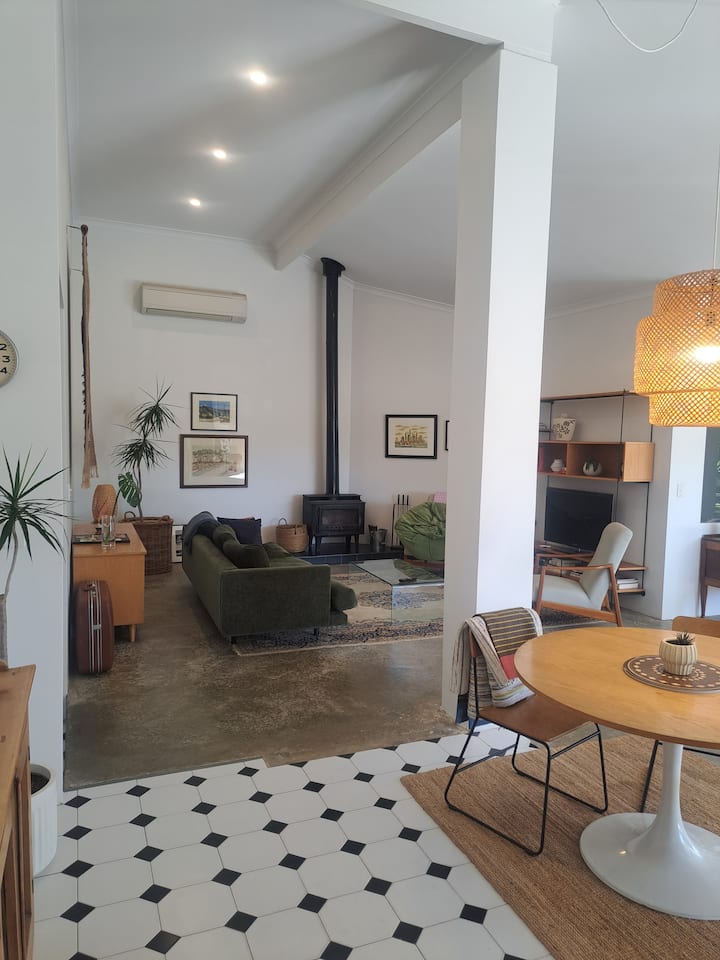Roomy Sun Lit Family Home Sitting On Top Of Gill. - Fremantle