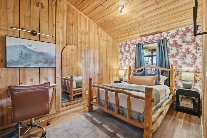 Cómoda habitación en el piso de arriba, a solo unos pasos de la sala de juegos. Cuenta con una cama matrimonial y un espacio de trabajo dedicado, lo que la convierte en un lugar excelente tanto para descansar como para ser productivo durante tu estadía en las Smoky Mountains.