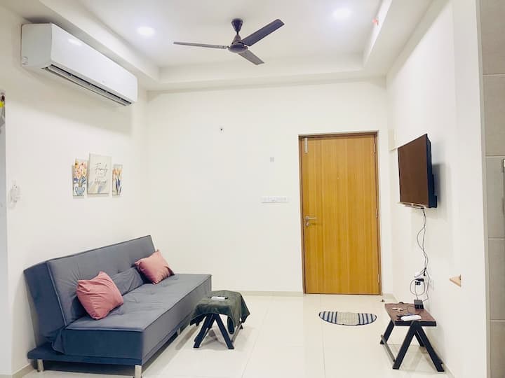 Sky Imperial Suite At 12th Floor | Ac, Wifi, Pool - Gandhinagar