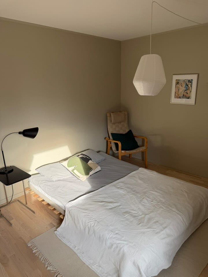 Quarto com TV e estação de trabalho não mostrados na foto.