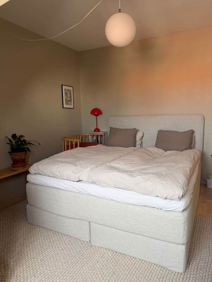 Dormitório com cama de 140 cm, TV, berço (não mostrado na foto) e uma pequena varanda que recebe o sol da manhã.