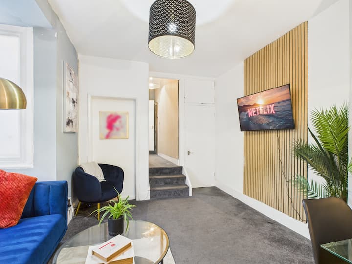 Quirky Hove Apartment With Hot Tub And Pizza Oven - Brighton and Hove