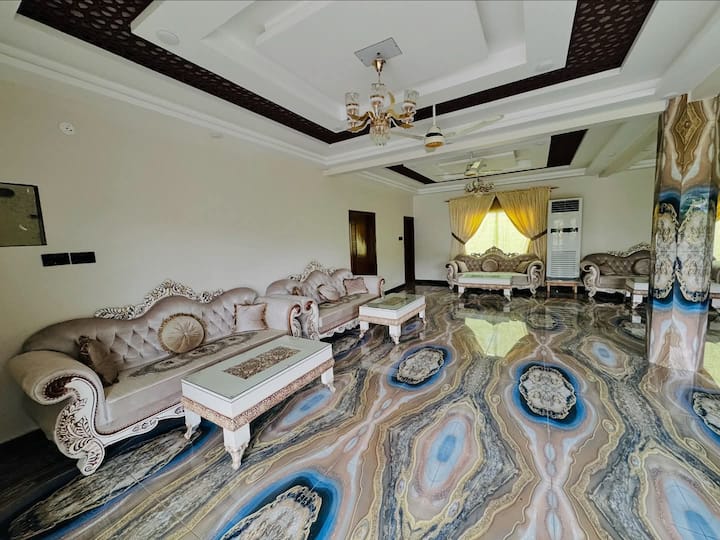 White Palace: Luxury Farmhouse With Private Pool - Karachi