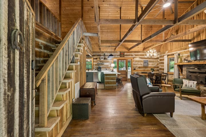 Whispering Oaks Lake Cabin - Lynchburg, TN