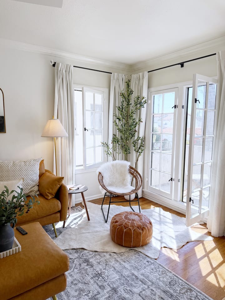 Quaint Upstairs Cottage Near Beach Walk To 2nd St - Seal Beach, CA