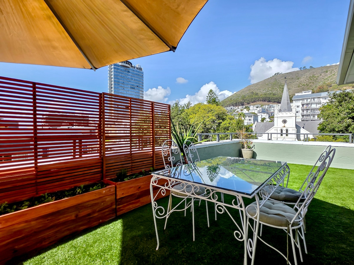 Plomarion - boho-lux penthouse with rooftop garden