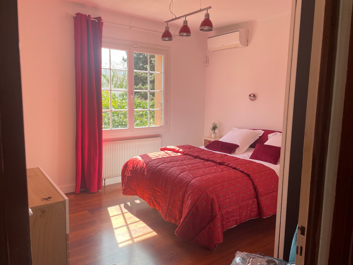 Rustige grote kamer, 
2 kasten +1 grote kledingkast +1 smart TV (groot scherm) + 2 nachtkastjes+ 1 bed 160x200 zeer goed comfortabel beddengoed +
1 bank 