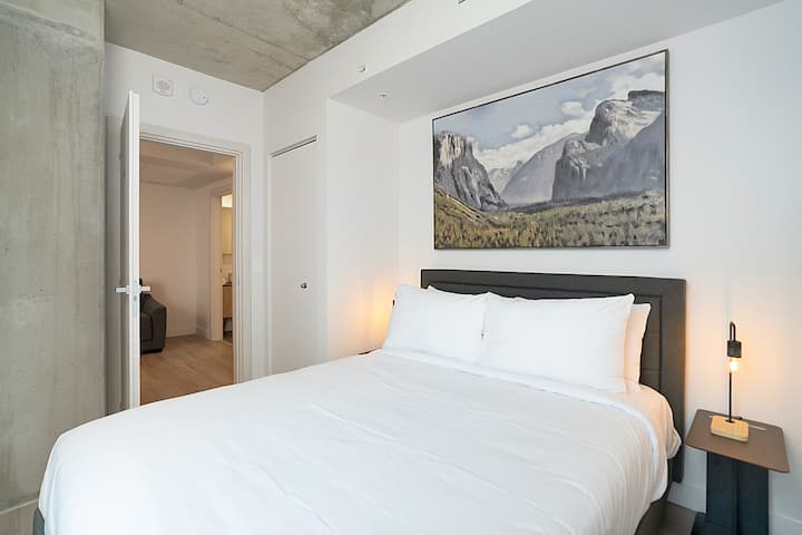 Sky-high Lux 1901: Prime Location/gym/pool Access - Montreal