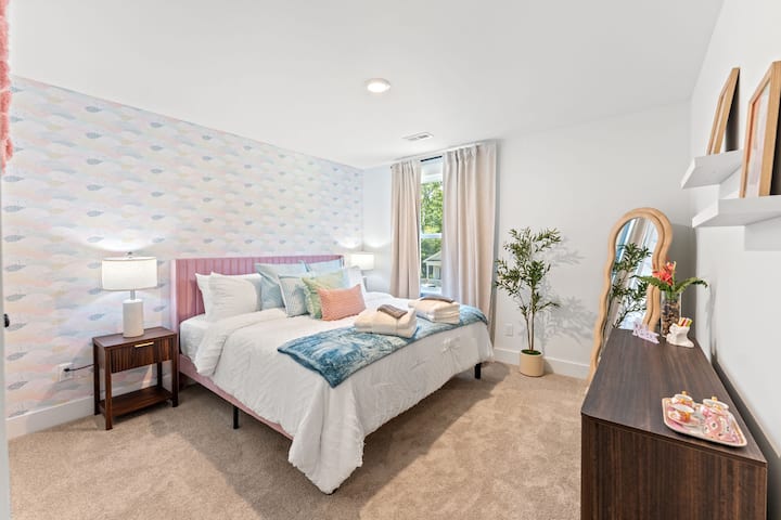 Siéntete como en casa en esta habitación con cama tamaño king, divertidos toques de color, un espejo de cuerpo entero, armario y mucho más. ¡Estas camas harán que quieras quedarte aún más tiempo!