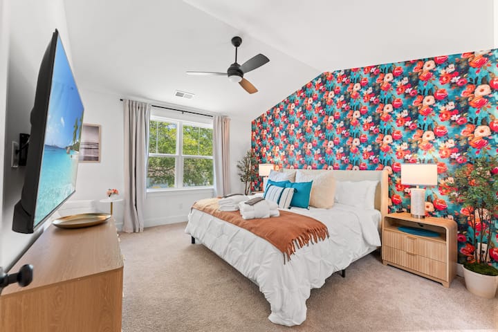 Disfruta del dormitorio principal con Smart TV, baño en suite y vestidor