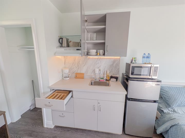 #3 Private Studio Retreat W Kitchenette & Smart Tv - カナダ キングストン