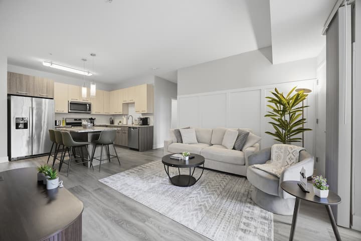 Elegant 2br Oasis | Free Parking, Playroom, Pool - Naperville, IL