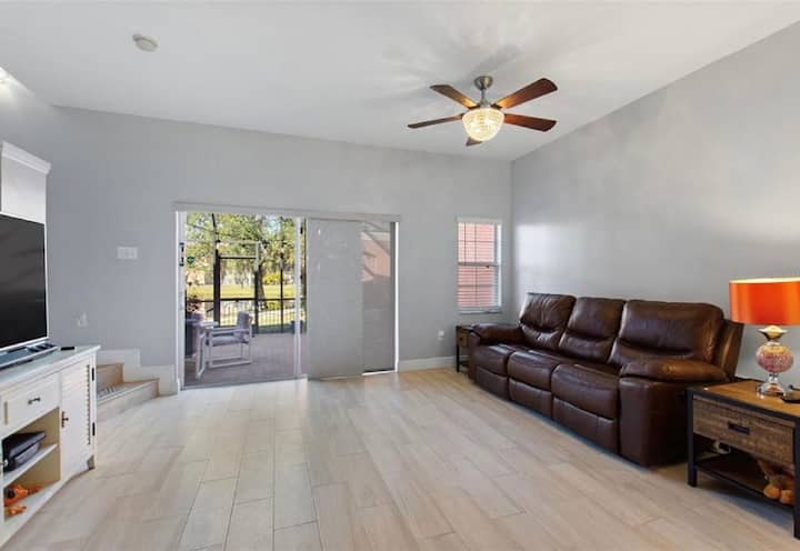 Modern 3br Townhome Retreat - Kissimmee, FL
