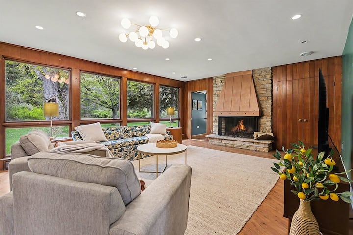 Retro Retreat | Fire-pit | Game Room | Ping Pong - South Haven, MI