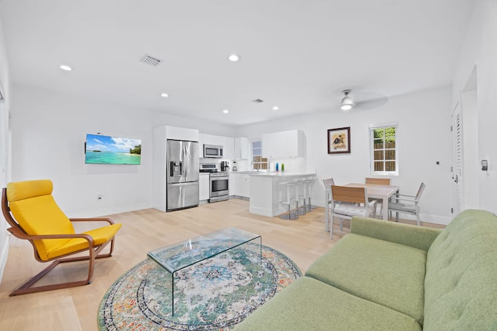 Best South Beach Miami Apt (Host Up To 20+ Guests) - Miami Beach, FL