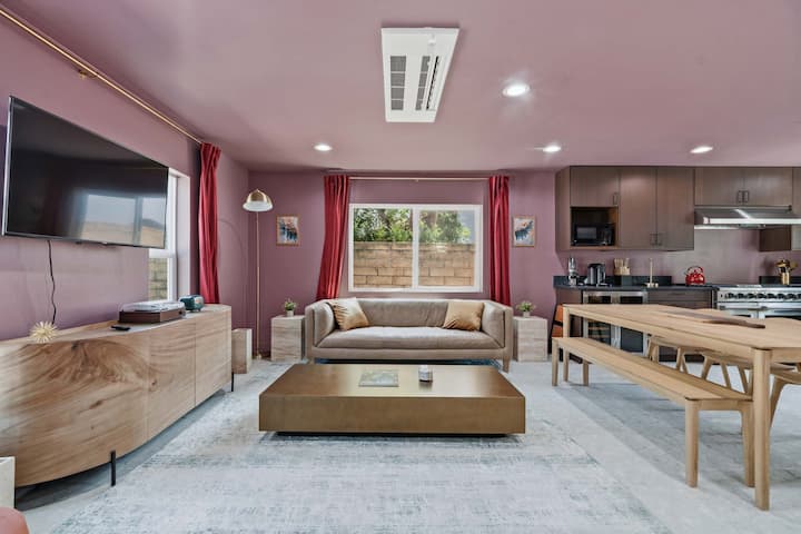 Van Nuys 3br | Sauna + Game Room | Colby & Conrad - San Fernando, CA