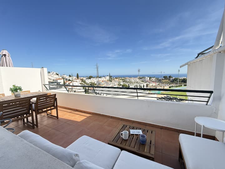 Apartamento Con Terraza, Vistas Al Mar Y Piscina - Nerja