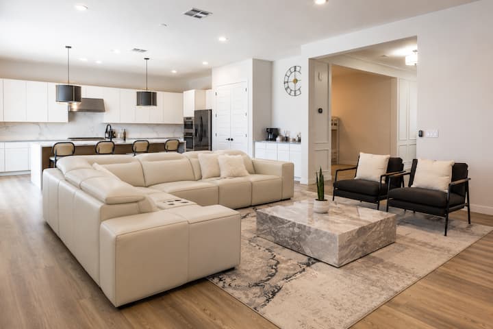Serenity Now! Spacious Luxy Home, Resort Clubhouse - Queen Creek, AZ