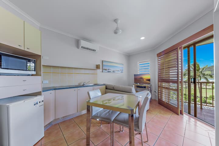 Top Floor Coral Sea Studio Stay 2 & Save - Airlie Beach