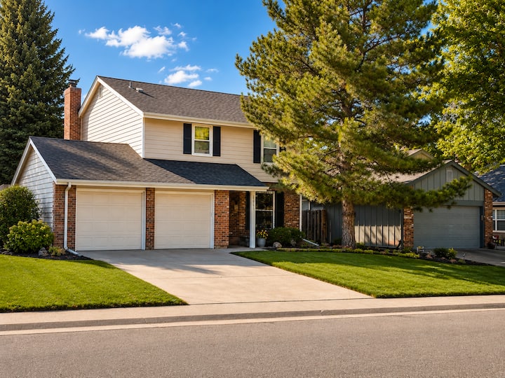Spacious Updated Home In Desirable Community - Highlands Ranch, CO