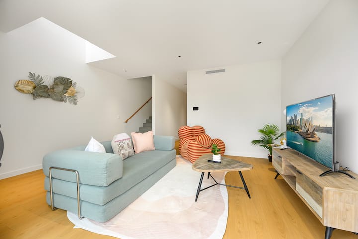 Brand New 3-level Family Home For 10 | Box Hill - Windsor