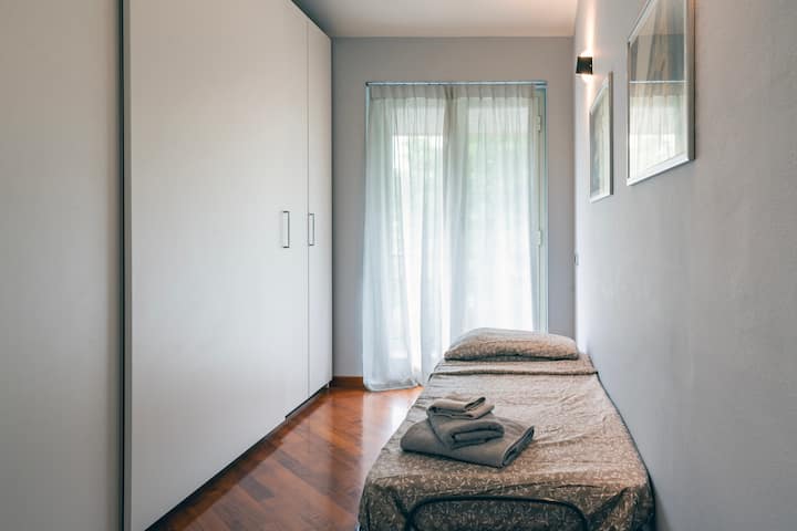 El segundo dormitorio tiene una cama individual y un práctico enchufe para cargar tu teléfono.