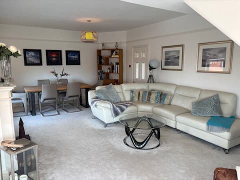 Top performing Airbnb: Beautiful Two Bed Flat By the Coast Amazing Views in Hoylake & Meols