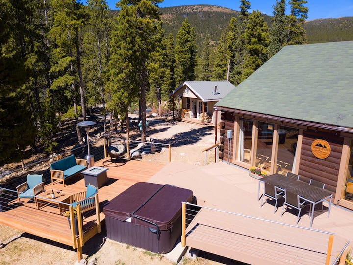 Romantic Retreat with Incredible Views and Hot Tub
