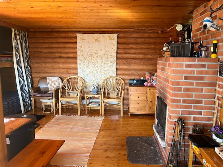 Hirsimökki Ja Aitta Kirkkaan Lammen Rannalla - Joensuu